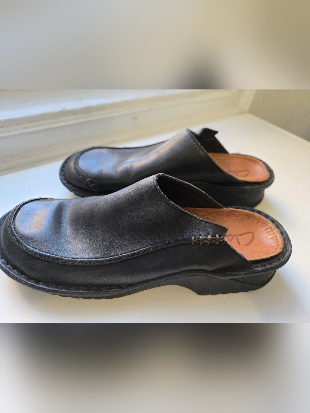 Clarks Black Leather Slip-On Women's Size 8  (Runs Small 7.5/8)